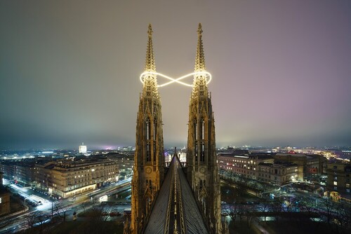 Lichtinstallation Unendlichkeit des Lichtes / Billi Thanner/vertigo